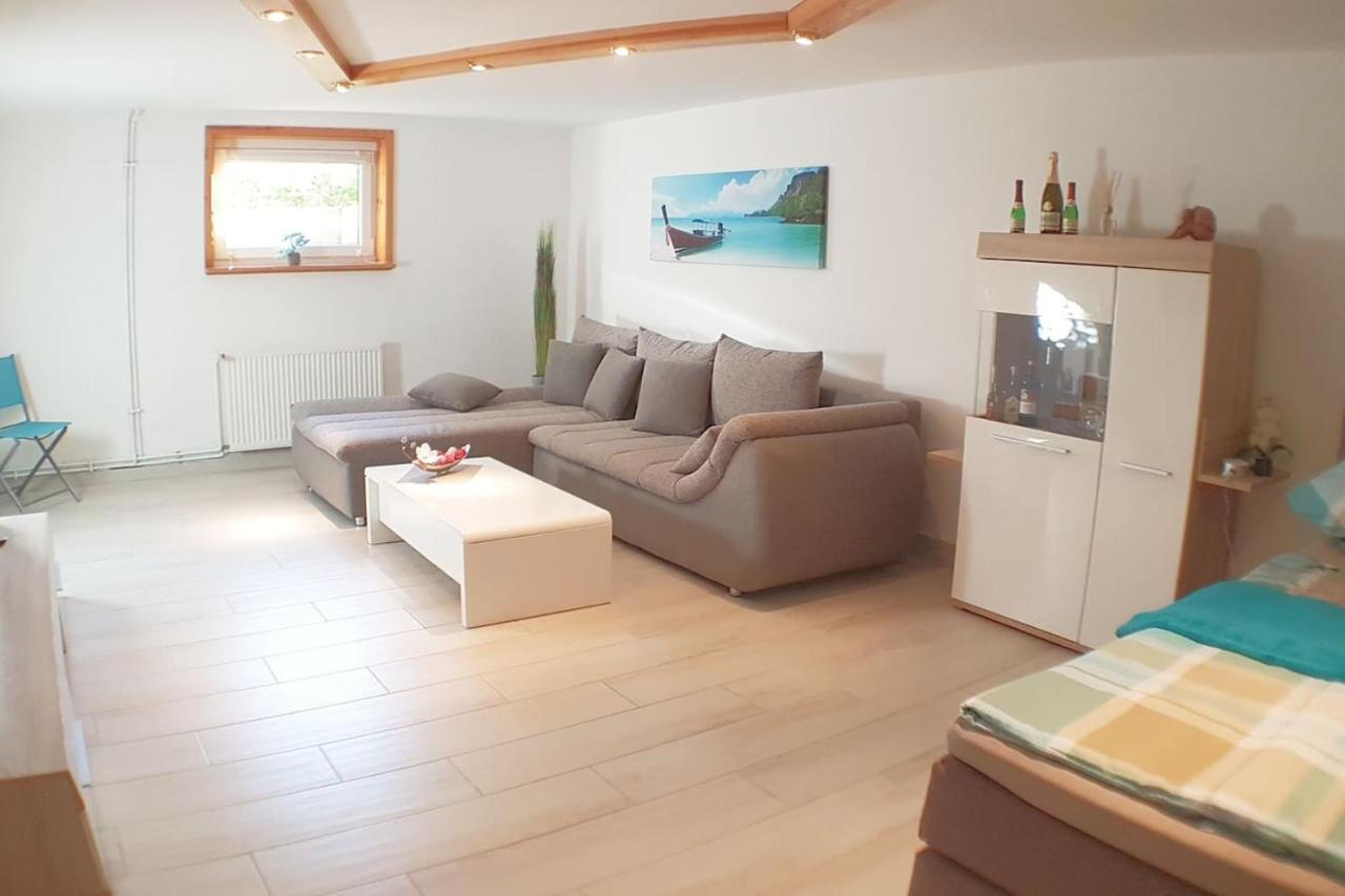 Moderne Kellerwohnung Fuer Handwerker Zwischen Braunschweig Und Wolfsburg, Mit Internet, Kueche, Parkplatz, 24H Check-In Schandelah Exterior foto